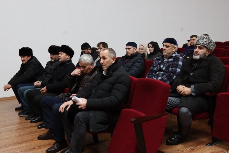 Представители МВД, муниципальных властей и местной общественности сельского поселения Али-Юрт провели встречу в формате круглого стола