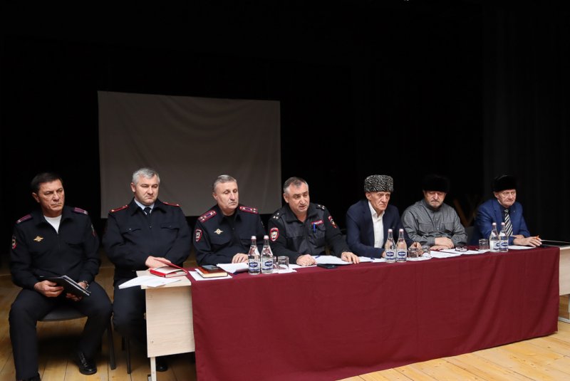 Представители МВД, муниципальных властей и местной общественности сельского поселения Али-Юрт провели встречу в формате круглого стола